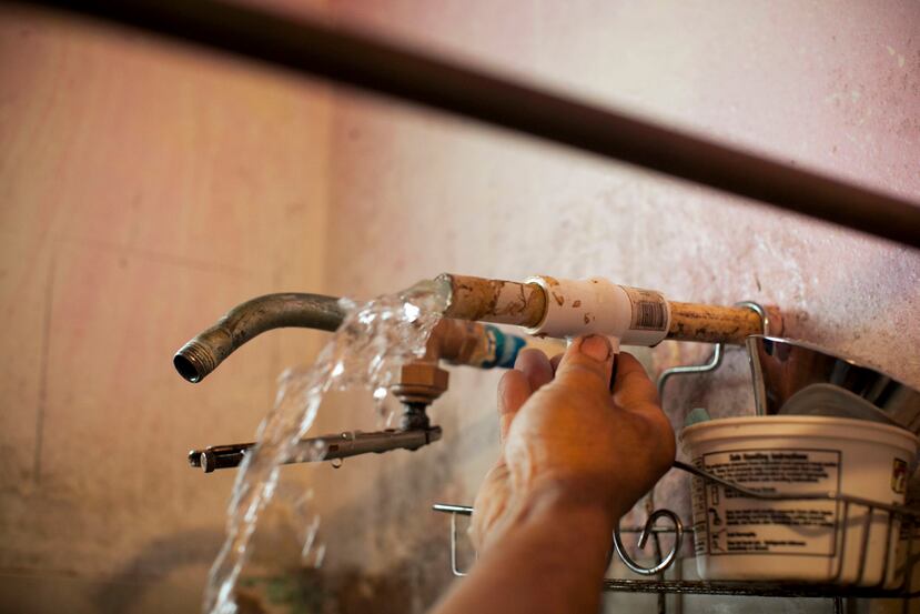 Entre las deficiencias del agua que llega hasta las casas y comercios de Puerto Rico, según el informe, se encuentra la presencia de coliformes fecales, arsénico, plomo, cobre y otros contaminantes. (Archivo/GFR Media)