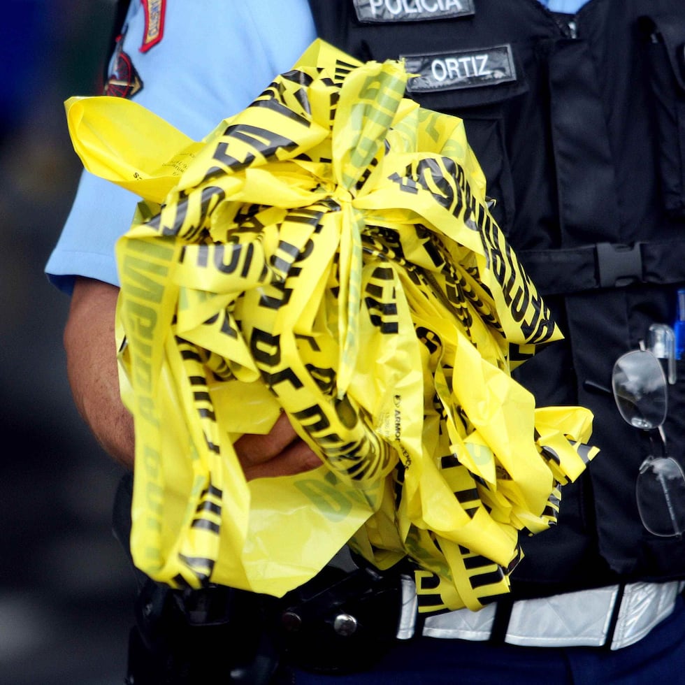 El asaltante estaba vestido con camisa de manga larga negra con capucha, gorra y máscara, pantalón gris claro y calzado color negro.