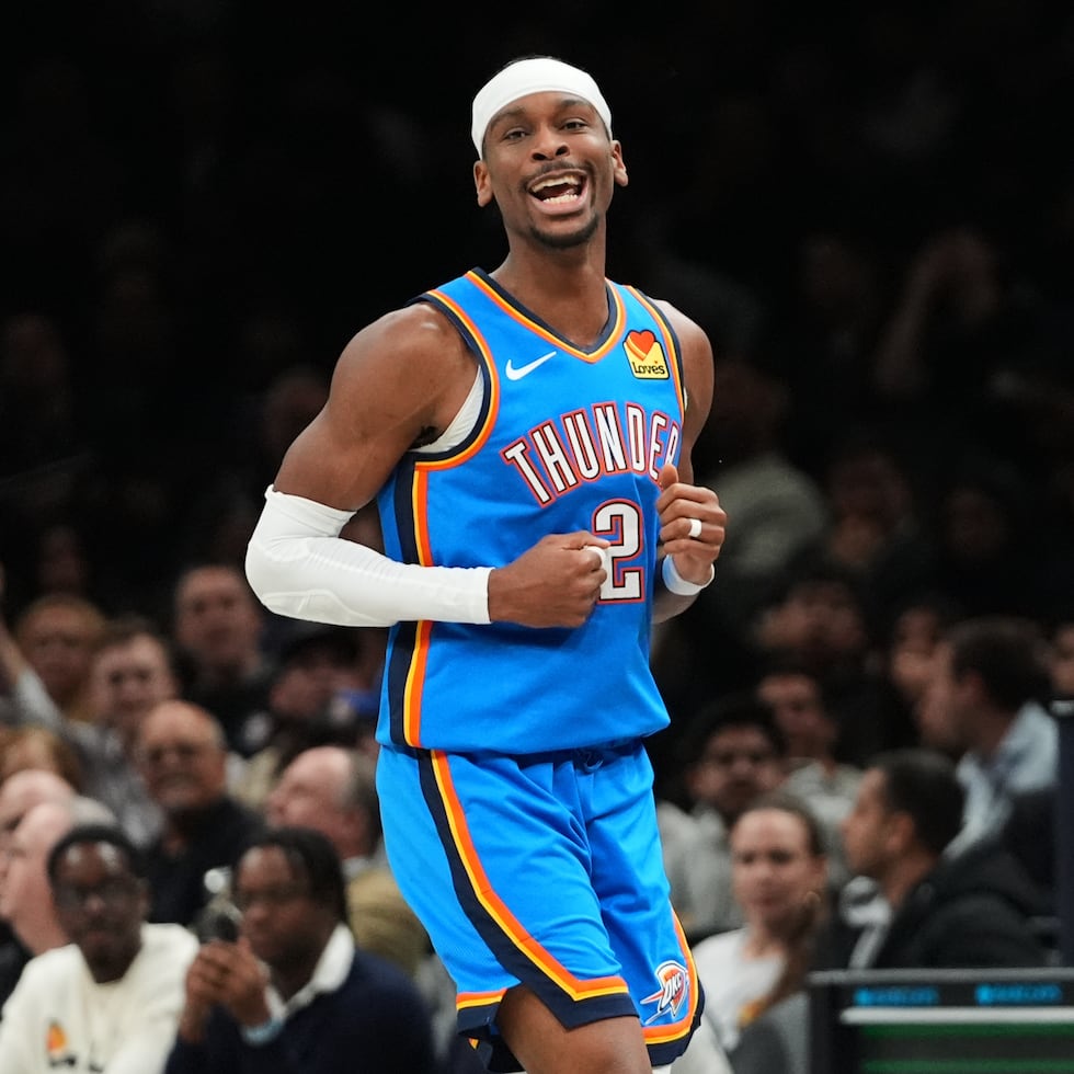 Shai Gilgeous-Alexander, del Thunder de Oklahoma City, festeja durante un partido ante los Nets de Brooklyn.