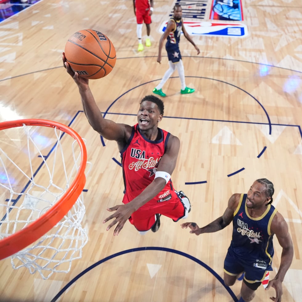 Anthony Edwards, de USA Stars, ataca el canasto ante la mirada de Kawhi Leonard.