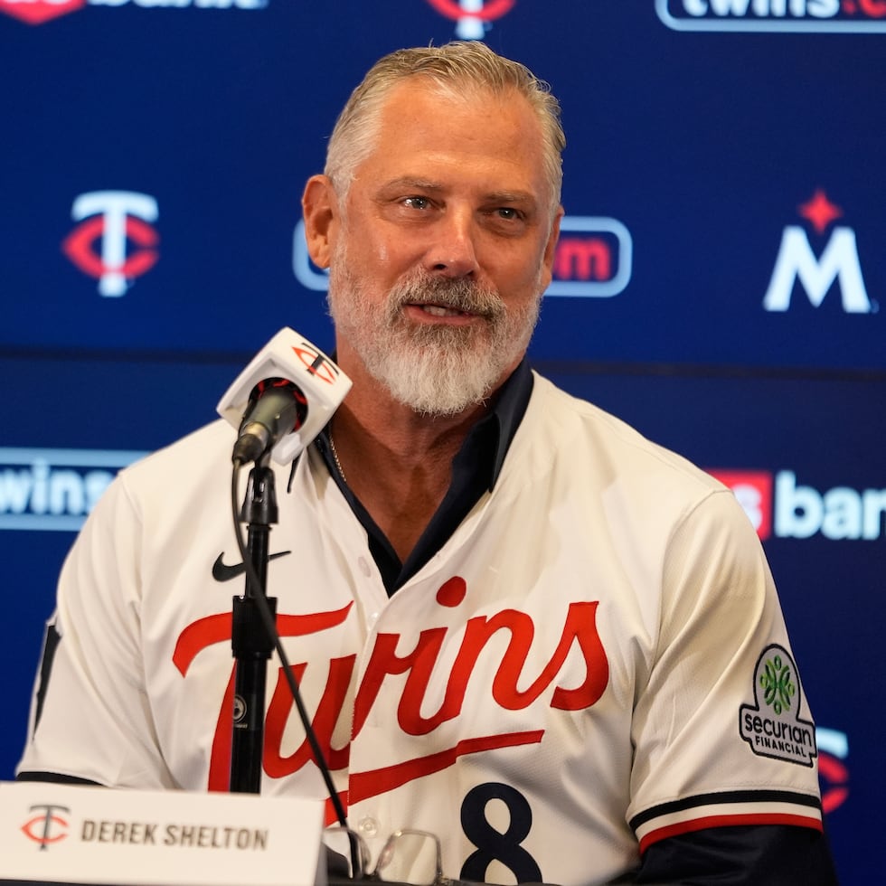 Derek Shelton, nuevo dirigente de los Twins de Minnesota, hablando en una conferencia de prensa el martes.