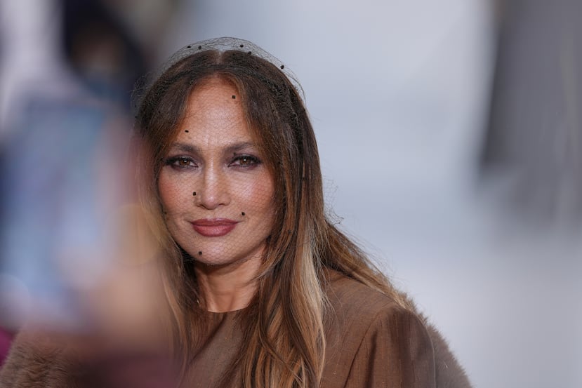 Jennifer Lopez acudió al desfile de Stella McCartney en París.