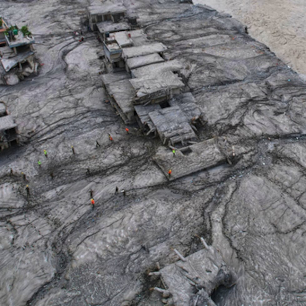 Una imagen tomada desde un dron muestra a los equipos de rescate inspeccionando la zona.