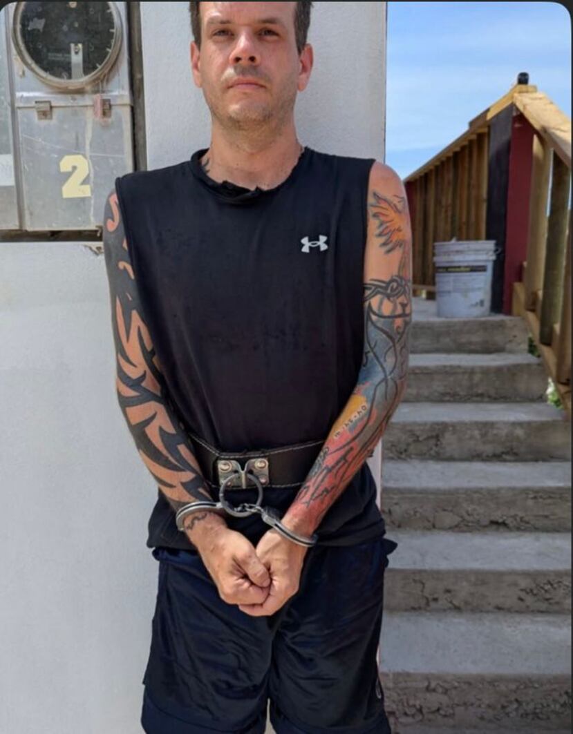 Contra Cody Alan Tanke, de 32 años y natural de Wisconsin, pesaba una orden de arresto por desacato criminal relacionado a un caso de violación utilizando un arma de fuego contra una menor de 16 años.