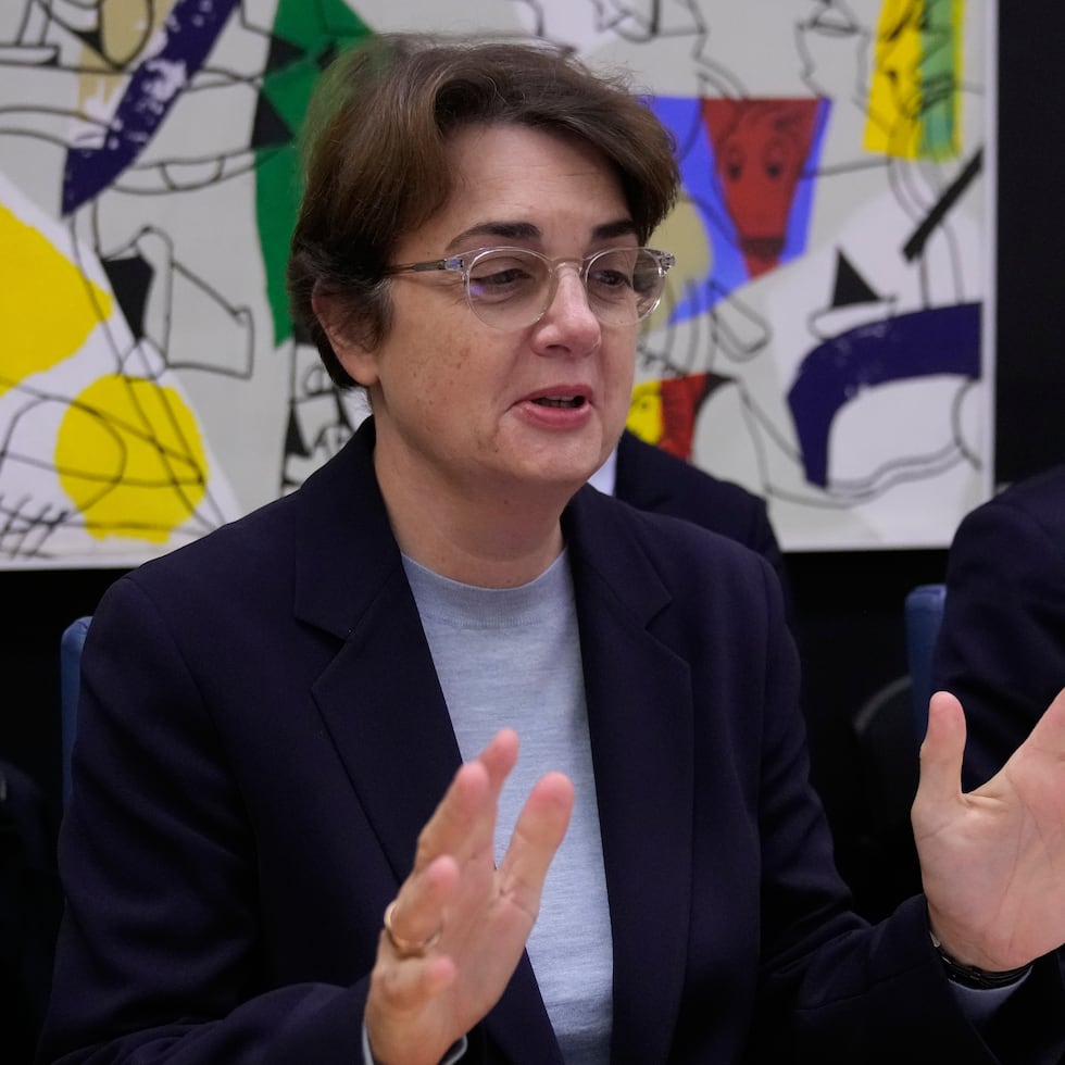 Laurence des Cars, directora del Museo del Louvre, anunció las nuevas medidas de seguridad.