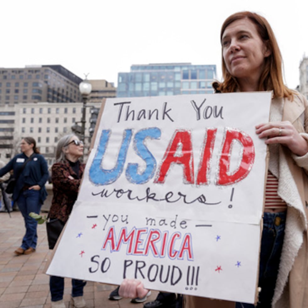 Esta política ahora aplicará no solo a las organizaciones sin fines de lucro extranjeras, sino también a organizaciones internacionales y ONG estadounidenses que operen fuera del país.
