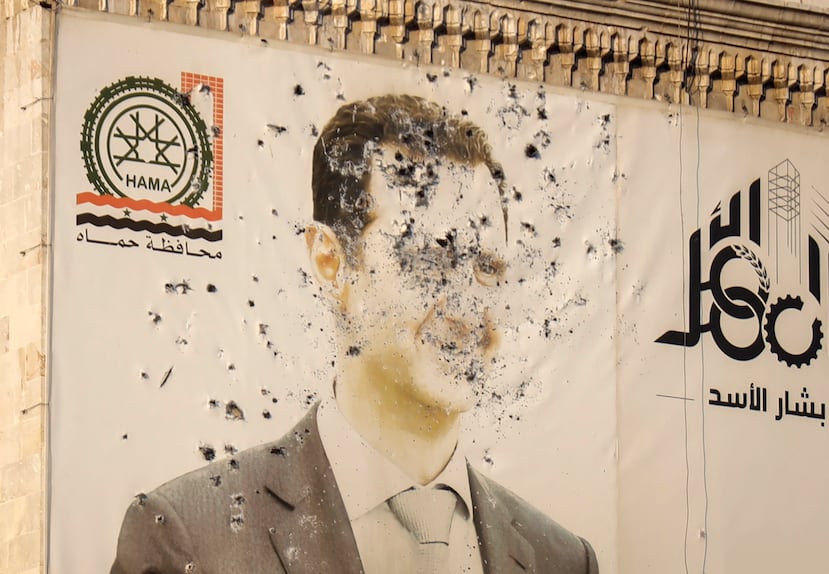 Una imagen del presidente sirio, Bashar Assad, marcada por disparos, en la oficina del gobierno provincial tras la toma de Hama por parte de la oposición, en Siria, el viernes 6 de diciembre de 2024.