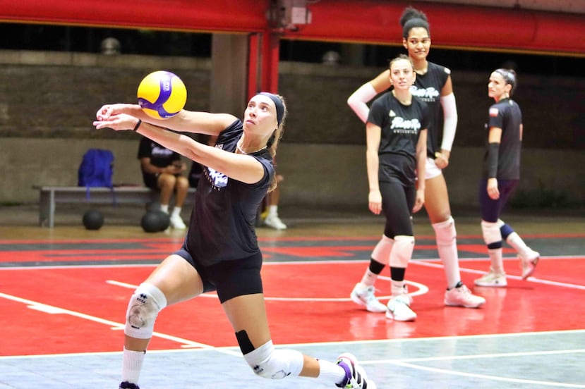 La esquina Valeria Vázquez pasa un balón durante la práctica en las canchas de complejo Cosme Beitía en la Universidad de Puerto Rico en Río Piedras.