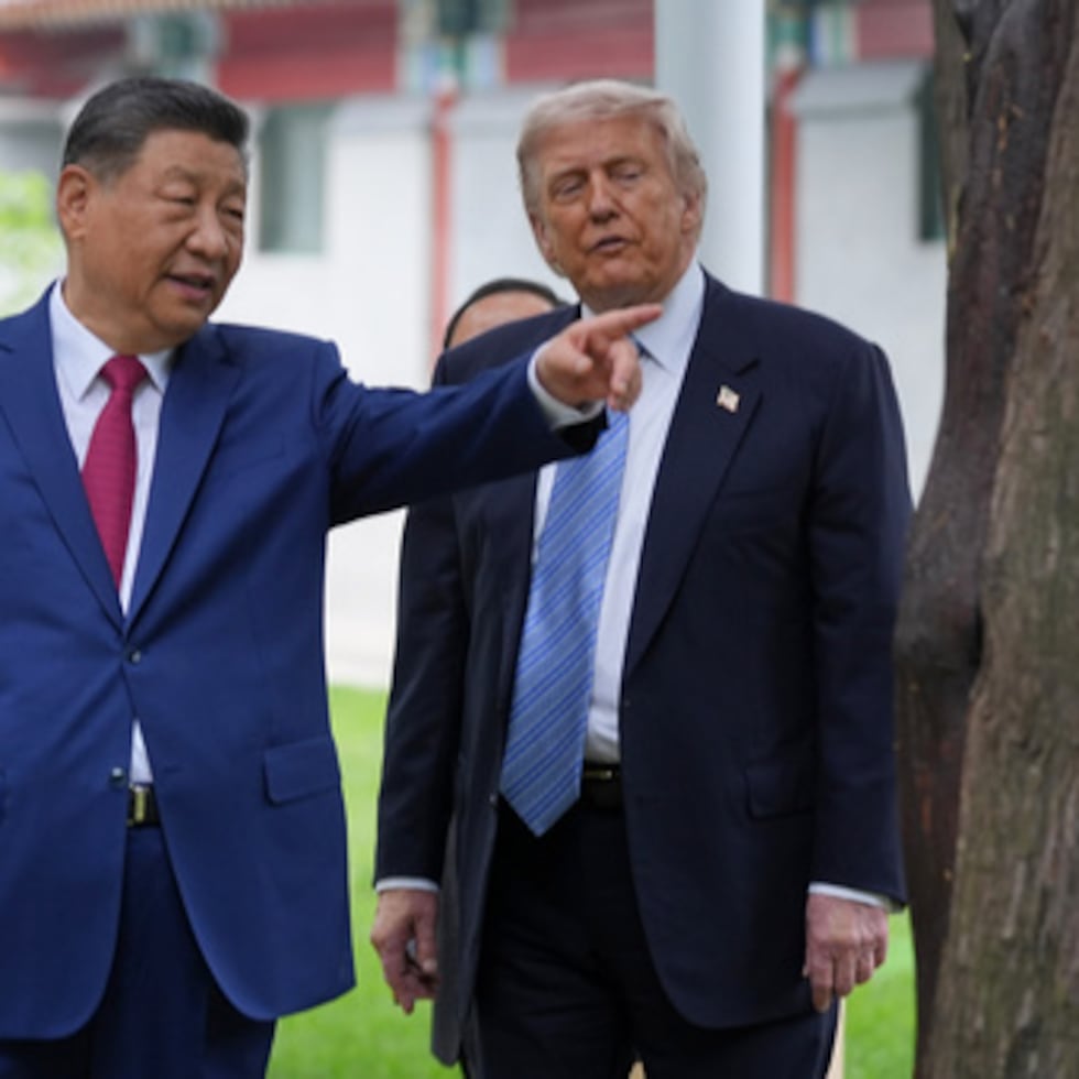 ARCHIVO - El presidente Donald Trump conversa con el presidente chino Xi Jinping en el complejo de Zhongnanhai, el 15 de mayo de 2026, en Pekín. (Foto AP/Mark Schiefelbein, Pool, archivo)