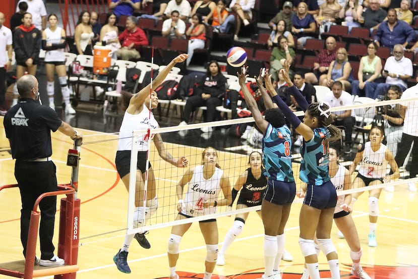 Sherridan Atkinson, atacando, también se perderá el juego de este sábado por una lesión de rodilla.