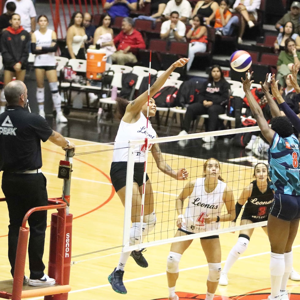 Sherridan Atkinson, de las Leonas de Ponce, ataca por encima del bloqueo de las Criollas durante el juego del domingo en Ponce.