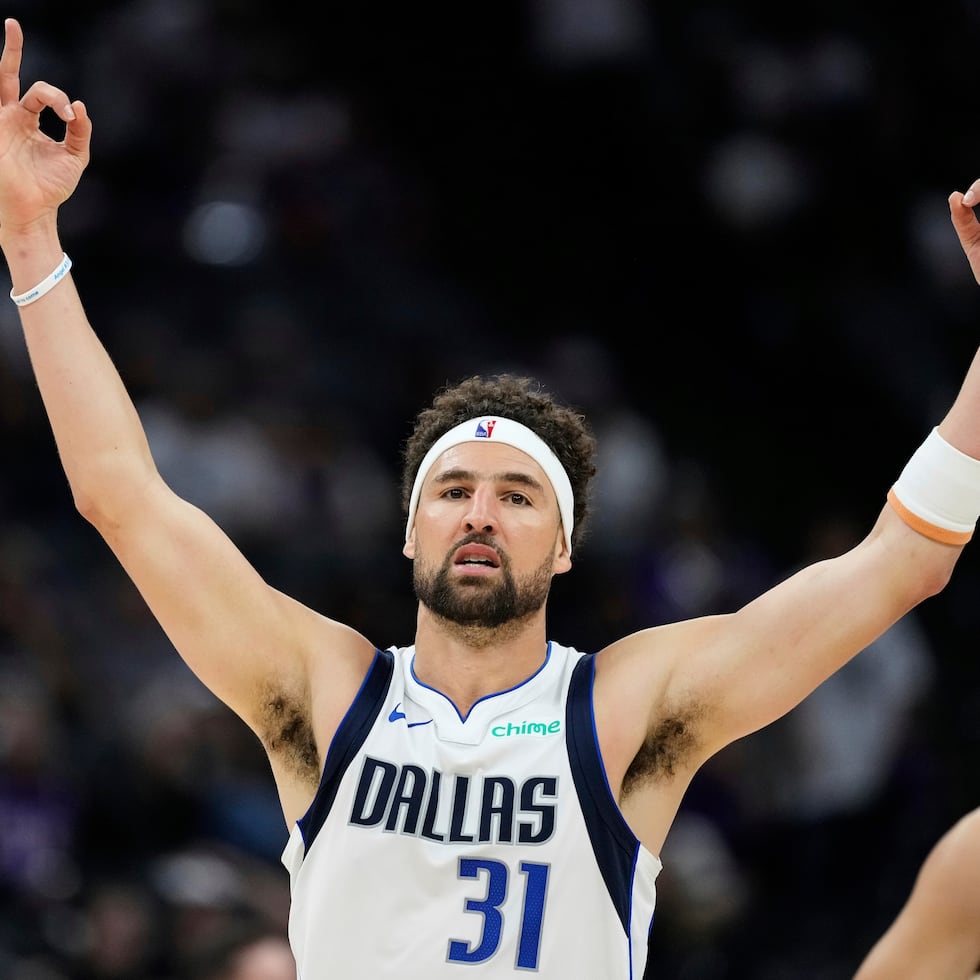 El escolta de los Dallas Mavericks, Klay Thompson (31), reacciona tras anotar un canasto de tres puntos contra los Sacramento Kings durante la segunda mitad de un partido del torneo de play-in de la NBA, el miércoles 16 de abril de 2025, en Sacramento, California.