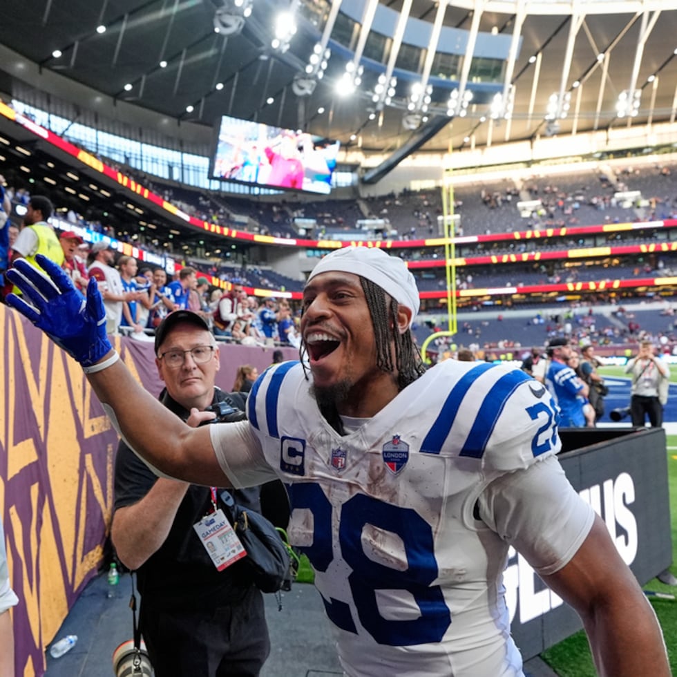 El running back de los Colts de Indianapolis Jonathan Taylor (28) abandona el terreno tras el partido de la NFL contra los Commanders de Washington.