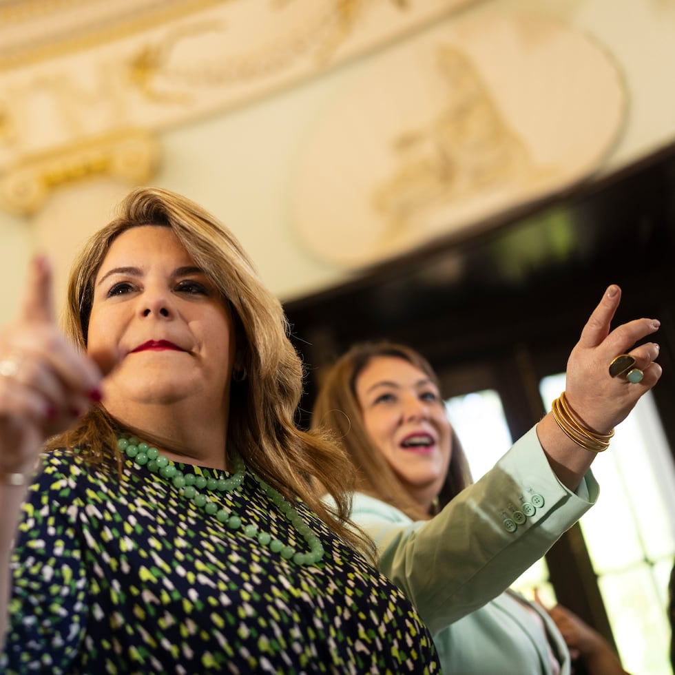 Sobre estas líneas, la gobernadora Jenniffer González junto a la secretaria de la Familia, Suzanne Roig Fuertes, en una foto de archivo.