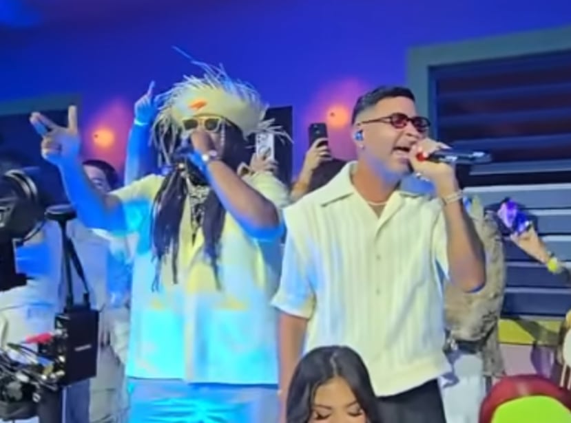 Los intérpretes de música urbana Zion, a la derecha, y Lennox, a la izquierda, cantanton juntos nuevamente en el vigesimooctavo concierto de la residencia de Bad Bunny en el Coliseo de Puerto Rico.