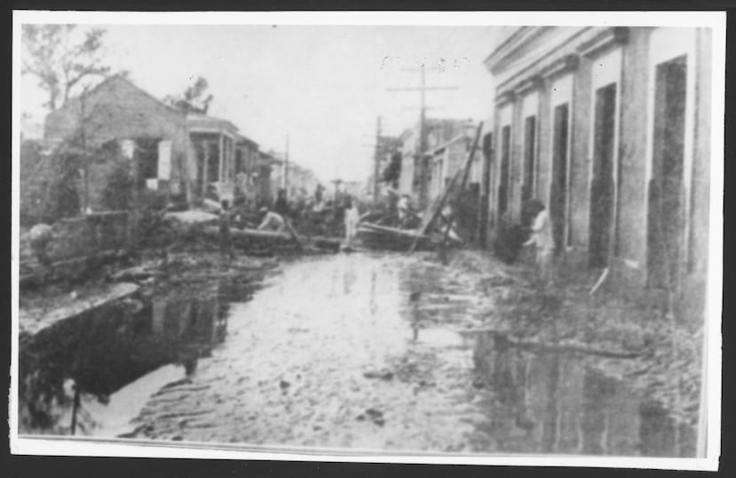 La noche del 1 al 2 de septiembre de 1888 el huracán San Gil causó extensas inundaciones en el sur de Puerto Rico, creando una emergencia sin precedentes para el gobierno insular. Esta fotografía es de una calle en Ponce luego del paso del huracán San Ciriaco, en 1899. No existe documentación fotográfica de las inundaciones de 1899.