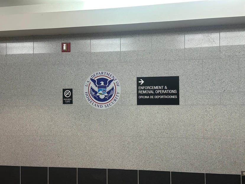 La Oficina de Ejecución y Deportación del Servicio de Inmigración y Control de Aduanas (ICE, en inglés), en el segundo piso del San Patricio Office Center. Allí, los inmigrantes arrestados son procesados.