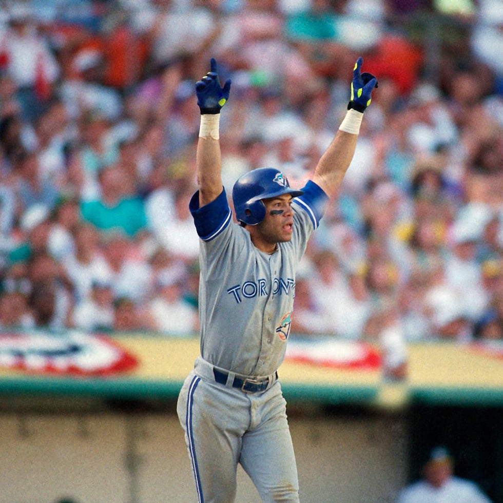 Roberto Alomar, aquí celebrando un cuadrangular de dos carreras en los playoffs de 1992, ganó dos Series Mundiales con los Blue Jays.