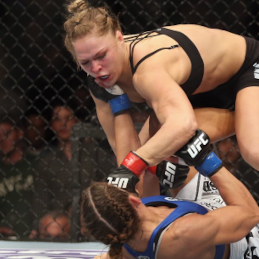 Ronda Rousey (arriba), aquí en una pelea contra Liz Carmouche, no pelea desde 2016.