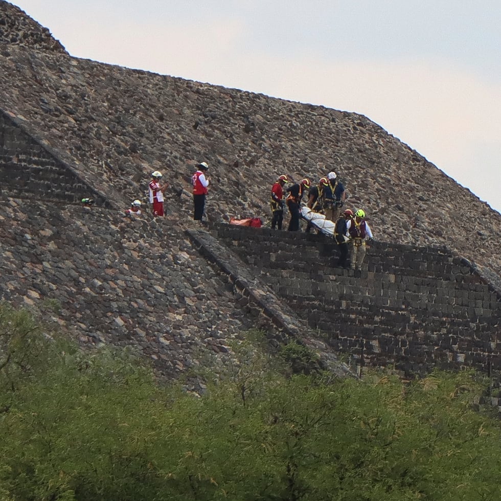Peritos forenses y personal de la policía trabajaron la zona.