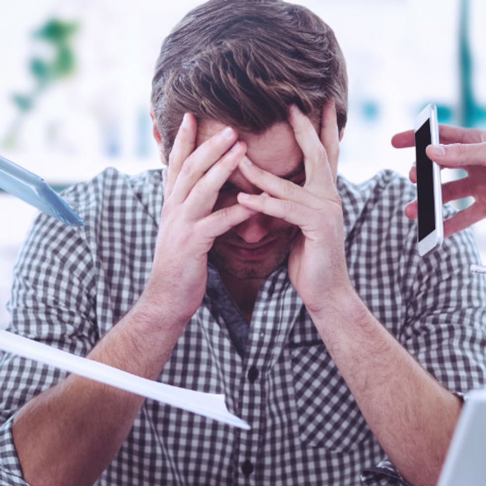 En la actualidad confluyen múltiples factores que intensifican la carga laboral: presión económica, incertidumbre y el avance de la inteligencia artificial, que obliga a muchas personas a reinventarse profesionalmente.