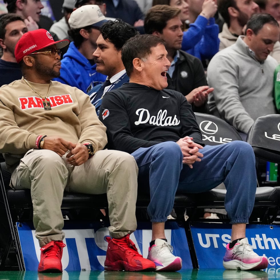 El empresario Mark Cuban (centro) observa un partido entre los Mavericks de Dallas y los Timberwolves de Minnesota.