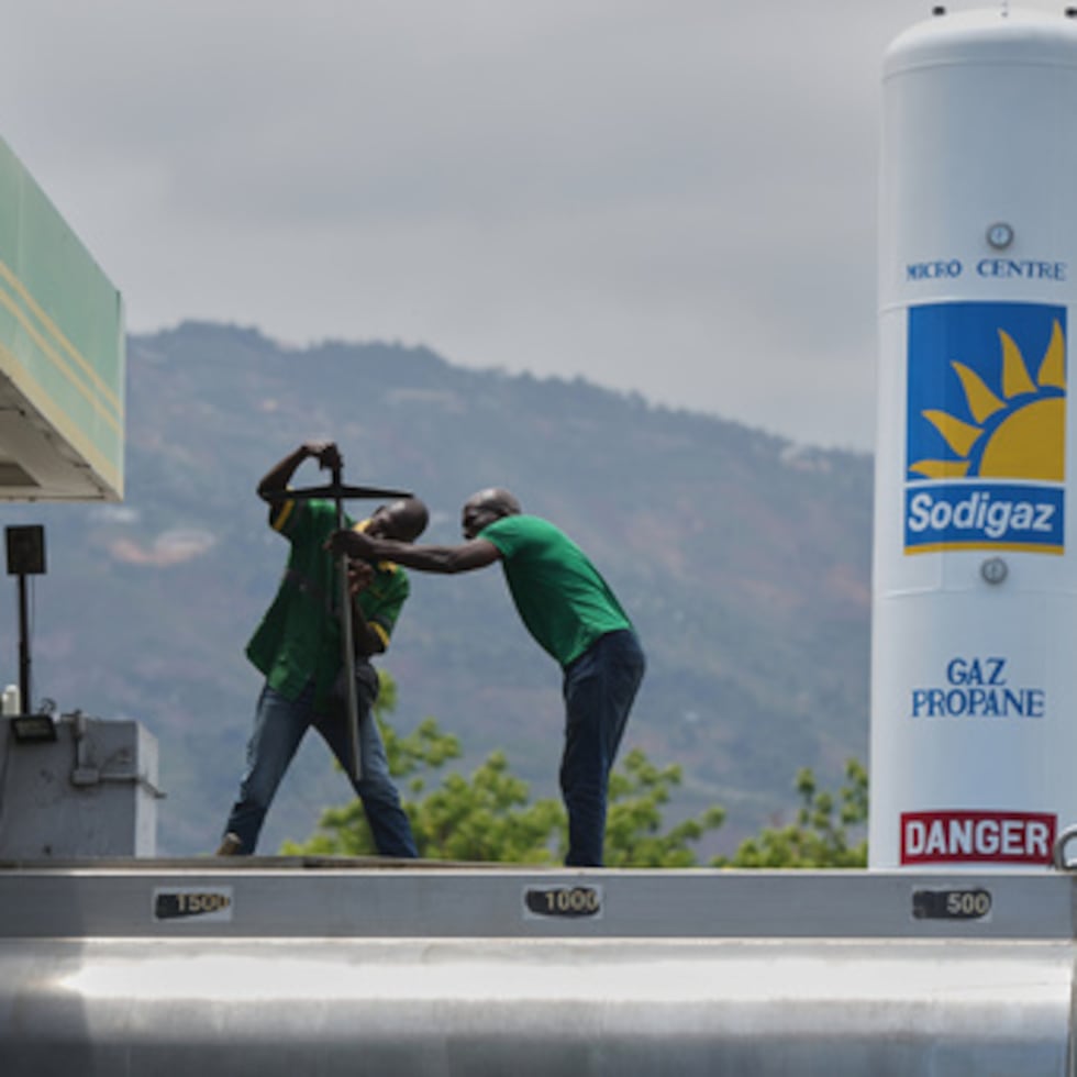 Empleados de una gasolinera se preparan para llenar un depósito de gasolina en Puerto Príncipe, Haití, el martes 7 de abril de 2026. (AP Photo/Odelyn Joseph)