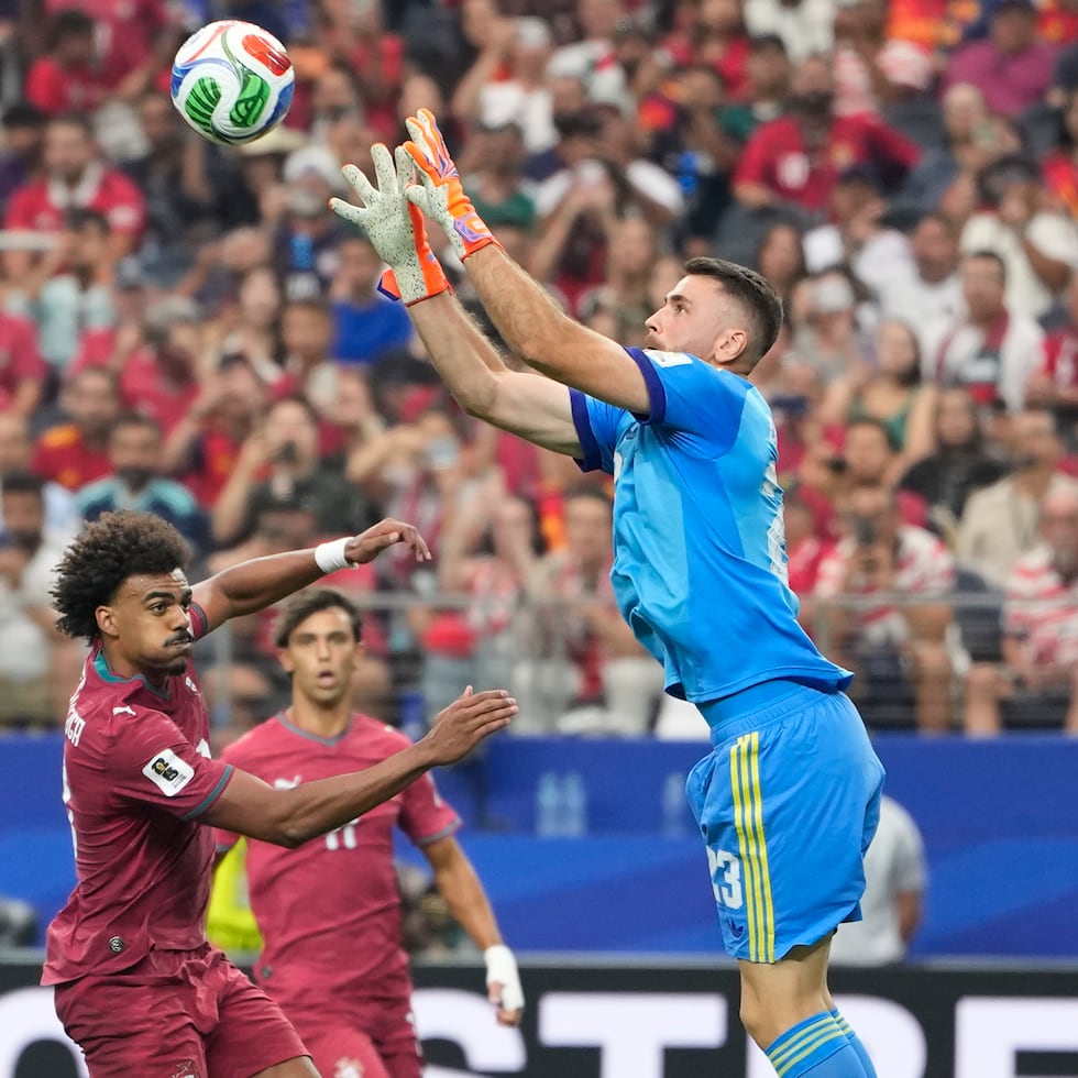 Unai Simón (23), portero de España, evita un gol de Portugal intentado por Renato Veiga.