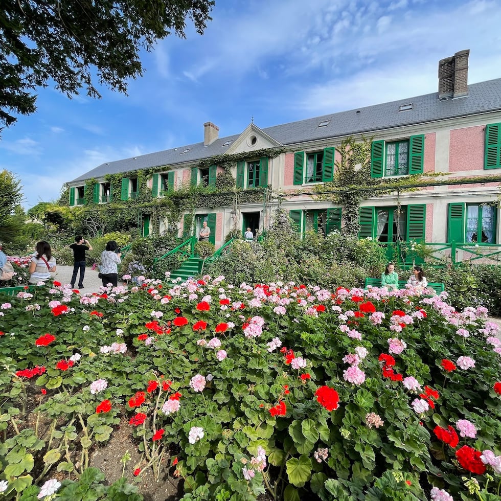 La Casa de Monet está rodeada de flores y se mantiene pintada con los colores que él eligió.