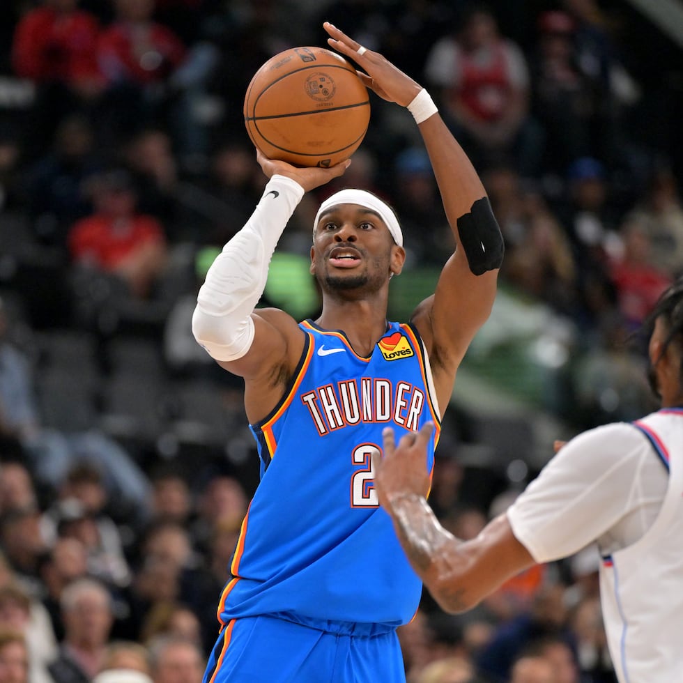 Shai Gilgeous-Alexander, base del Thunder de Oklahoma City, dispara frente a Derrick Jones Jr., de los Clippers de Los Ángeles.