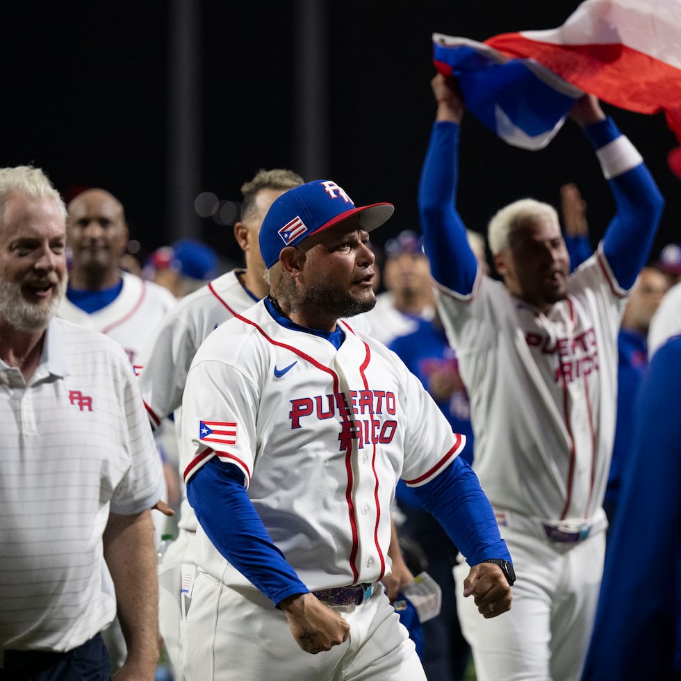 Yadier Molina celebra sobre el terreno de juego la victoria del sábado en entradas extras de Puerto Rico sobre Panamá.