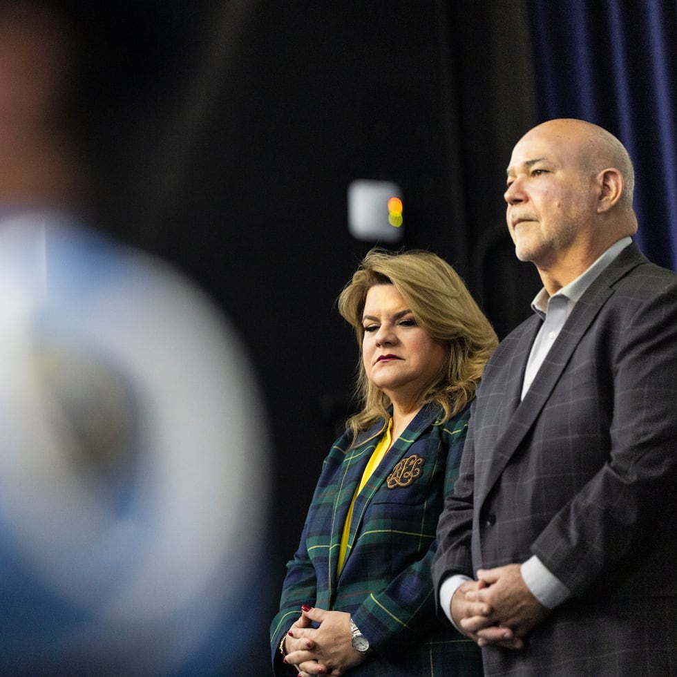 Las 146 y 147, cuya firma fue anunciada este jueves por la gobernadora Jenniffer González, buscan preservar la pensión de retiro de los policías. La última de esas legislaciones es de la coautoría del presidente cameral, Carlos "Johnny" Méndez.