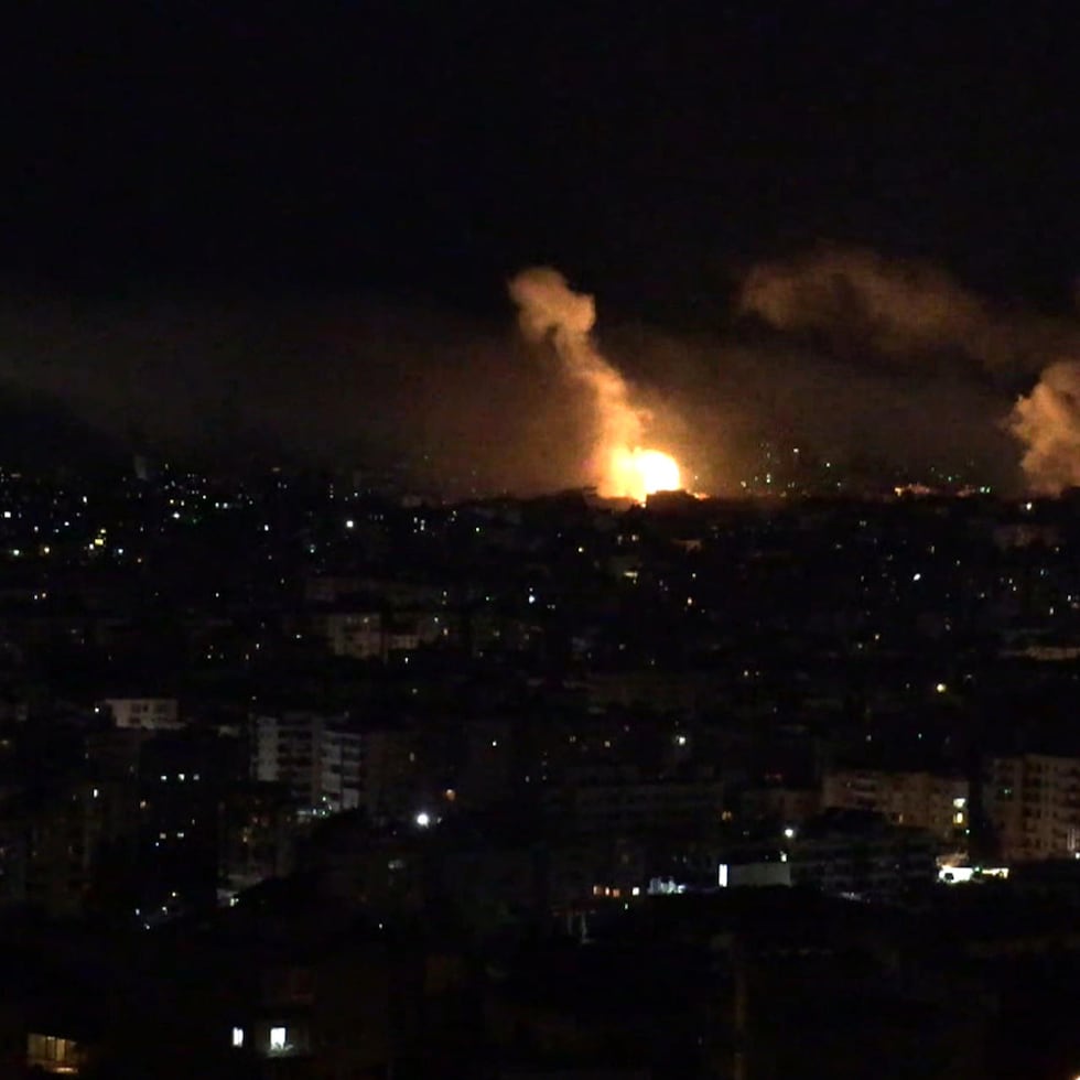 Captura de video donde se observa un bombardeo este lunes, en Beirut, Líbano. Israel lanzó una intensa oleada de bombardeos contra los suburbios meridionales de Beirut, conocidos como el Dahye, después de que el grupo chií libanés Hezbolá perpetrara un ataque con proyectiles y drones contra el norte del Estado judío.
