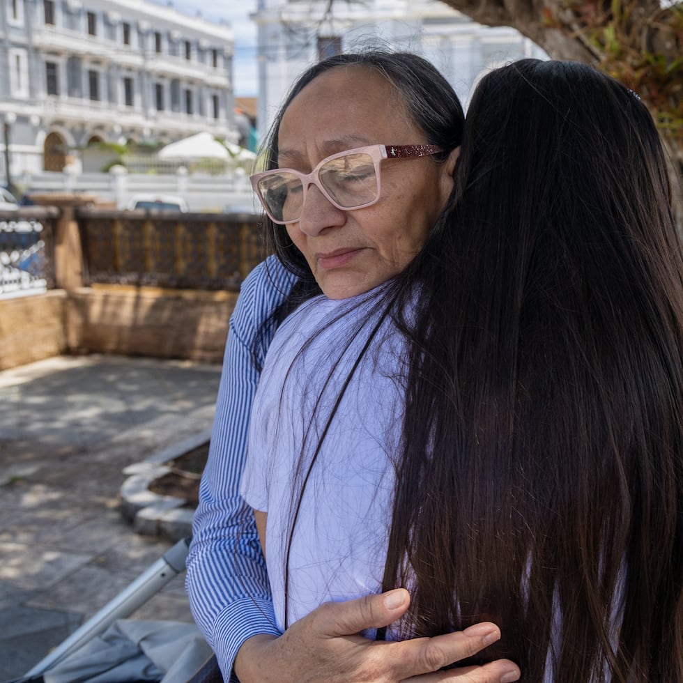 Nilda Díaz (de frente) y Carmen Maldonado Díaz, madre y hermana de Daniel Maldonado Díaz, un veterano paciente mental muerto a manos de la Policía en mayo del año pasado.