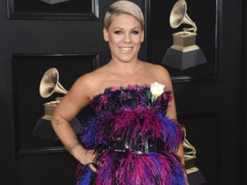 Aunque no decepcionó a sus seguidores con su “performance”, muchos sí quedaron un poco confundidos con su ajuar en la alfombra roja, pues su silueta se perdía entre las plumas fucsia y violetas. (Foto: AP)