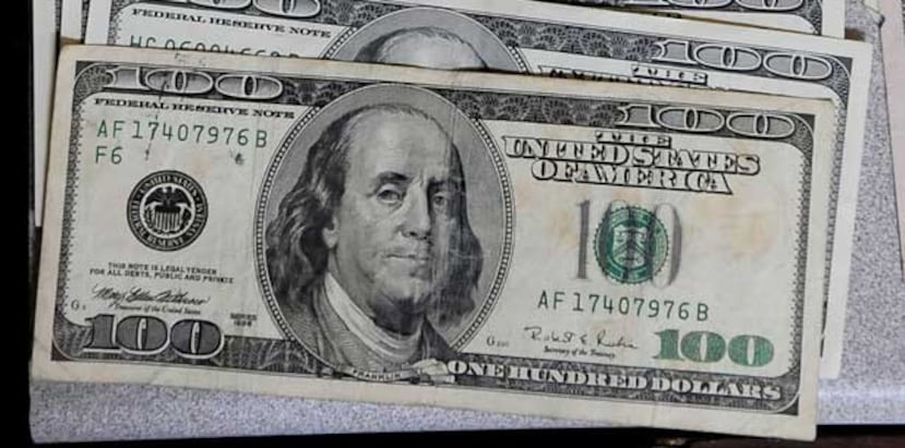 El ladrón, cuya identidad no se conoce, envió una carta y $1,200.00 en billetes de 100 a la Policía. (Archivo)