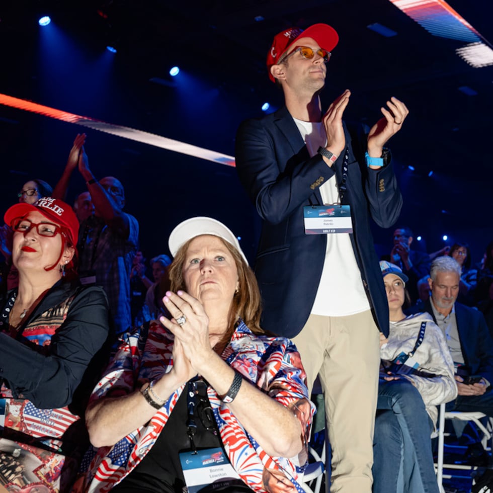 Aquí se les ve aplaudiendo el mensaje que se escuchaba desde el escenario.