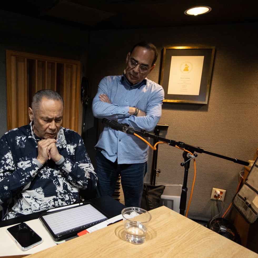 El músico y arreglista José Madera junto a Gilberto Santa Rosa