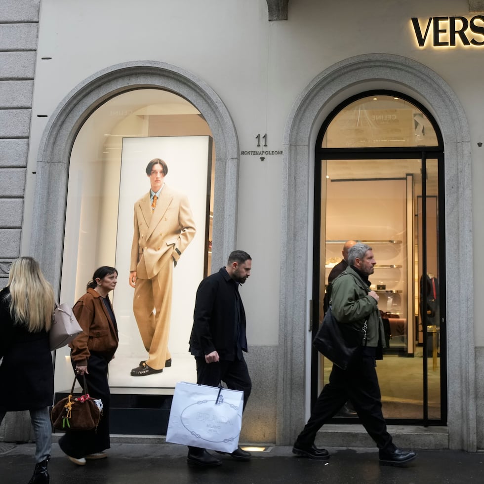 La finalización de la adquisición de Versace por parte de Prada al grupo estadounidense Capri Holdings cerró por un valor de $1,375 millones