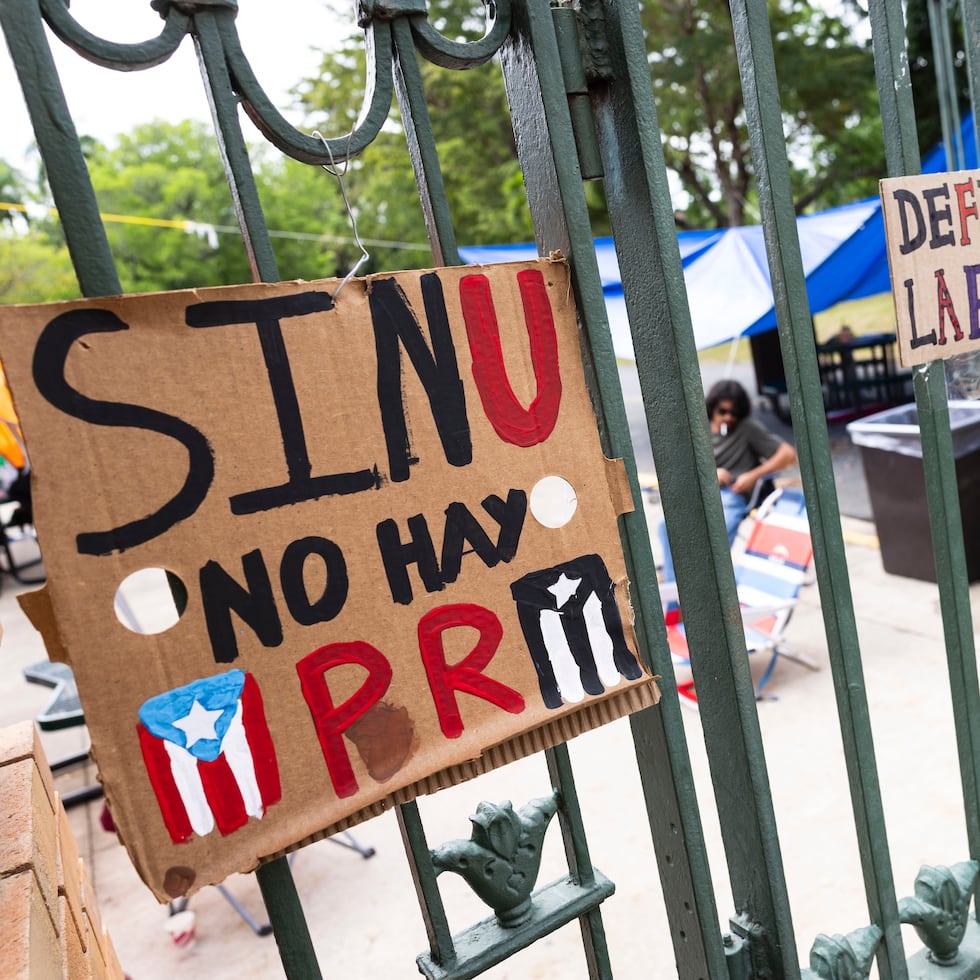 Los estudiantes insistieron en que sus peticiones no se limitan a la destitución de Jordán Conde, sino que también incluyen demandas dirigidas a la gobernadora Jenniffer González Colón, la Junta de Supervisión Fiscal (JSF) la Asamblea Legislativa, la Junta de Gobierno de la UPR, la Administración Central y la Rectoría del Recinto de Río Piedras.