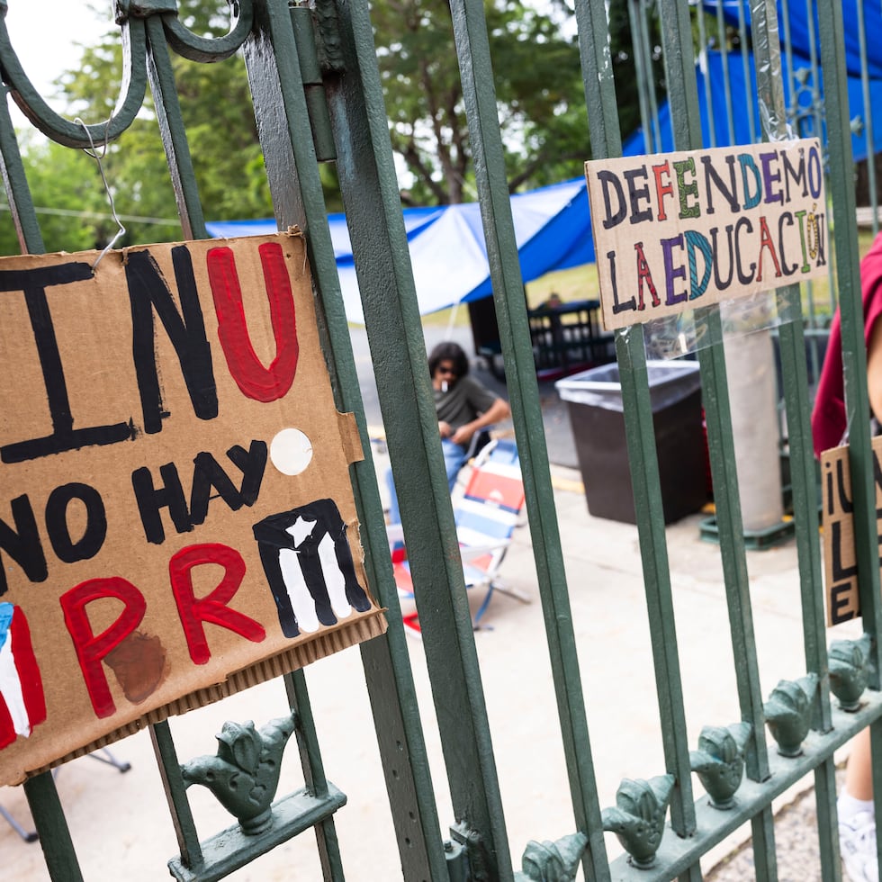 Vista de los portones principales del recinto riopedrense.