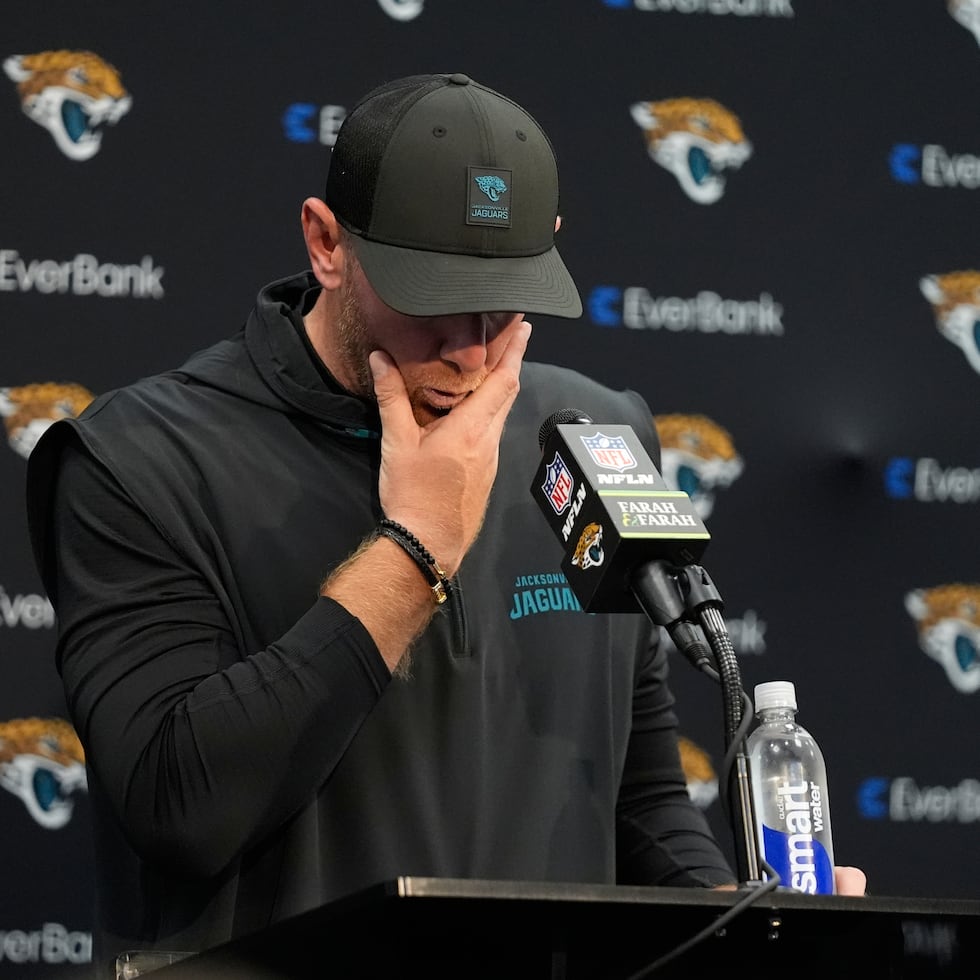 El head coach de los Jaguars, Liam Coen, conversa con reporteros tras la derrota en playoffs ante los Bills.