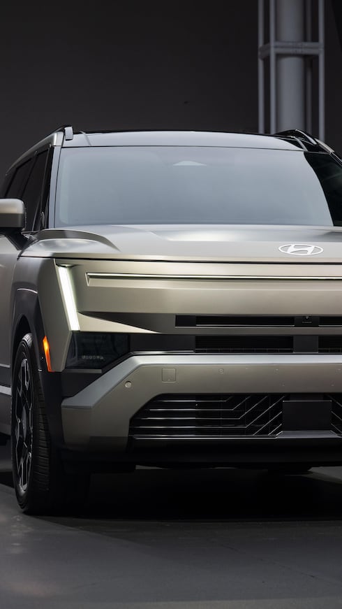 El nuevo diseño frontal incorpora iluminación H-Edge, que combina luz indirecta en el centro con iluminación en los extremos para acentuar visualmente el ancho de la SUV.