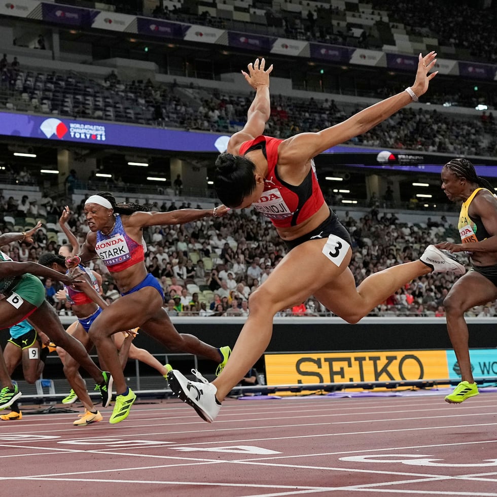 La suiza Ditaji Kambundji (3) se lanza en la meta de los 100 metros con vallas del Mundial Tokio 2025 para ganar sorpresivamente el oro de la prueba