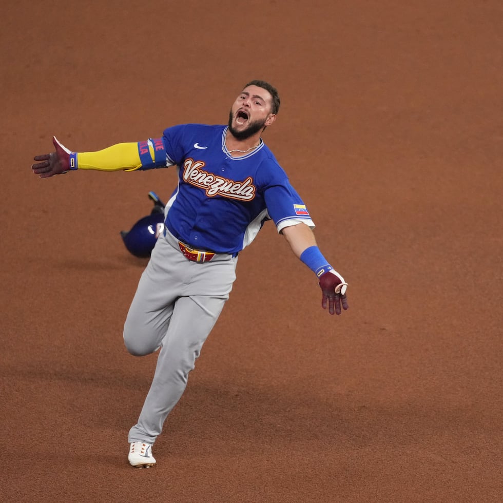 Wilyer Abreu, de Venezuela, corre eufórico las bases luego de pegar un jonrón solitario en la quinta entrada contra Estados Unidos en la final del Clásico Mundial de Béisbol.