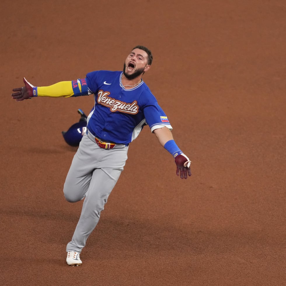 Wilyer Abreu, de Venezuela, corre eufórico las bases luego de pegar un jonrón solitario en la quinta entrada contra Estados Unidos en la final del Clásico Mundial de Béisbol.