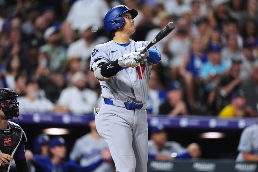 Shohei Ohtani, de los Dodgers de Los Ángeles, observa el vuelo de la pelota en su jonrón de dos carrers frente a los Rockies de Colorado.