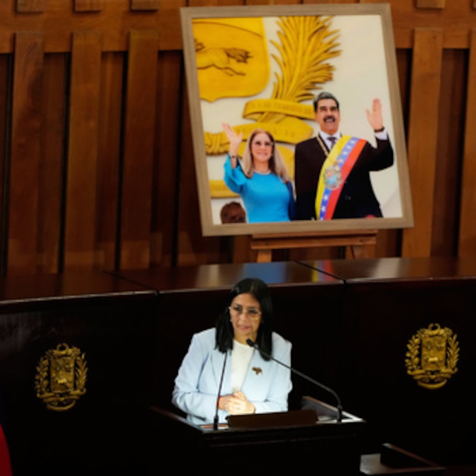 La presidenta interina de Venezuela, Delcy Rodríguez, habla bajo una imagen enmarcada del ex presidente Nicolás Maduro y su esposa Cilia Flores, durante una ceremonia que marca la apertura del nuevo año judicial en el Tribunal Supremo de Justicia en Caracas, Venezuela, el viernes 30 de enero de 2026. (AP Photo/Ariana Cubillos)