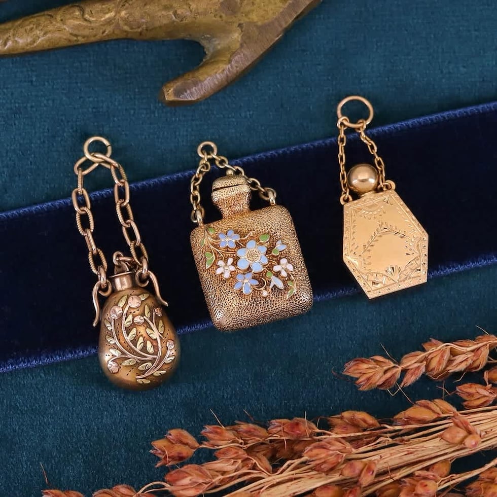 Las botellitas de perfume aparecen como charms decorativos en bolsos y llaveros, permitiendo personalización y coleccionismo
