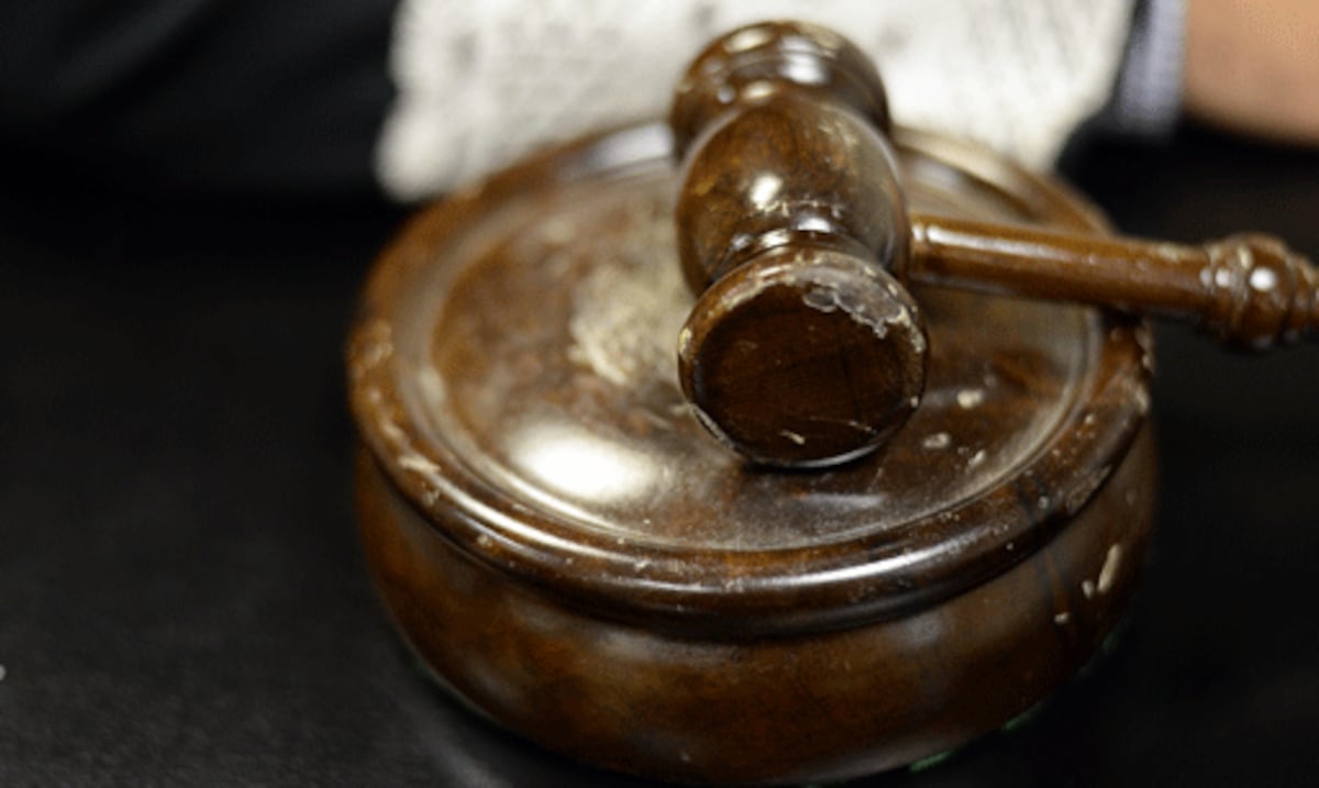 Arrestan joven de 19 años por amenazar de muerte a su madre y causar daños en Levittown